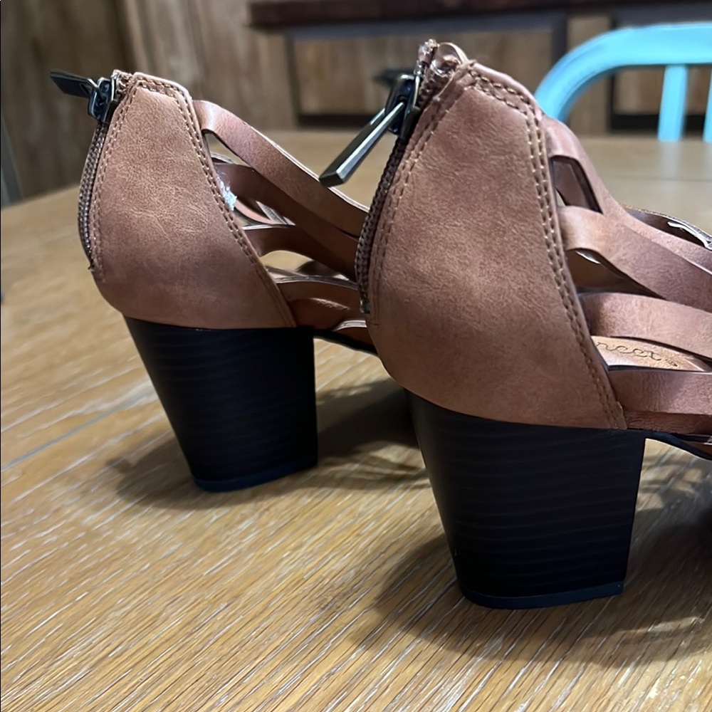 Brown leather heels - Picture 5 of 5